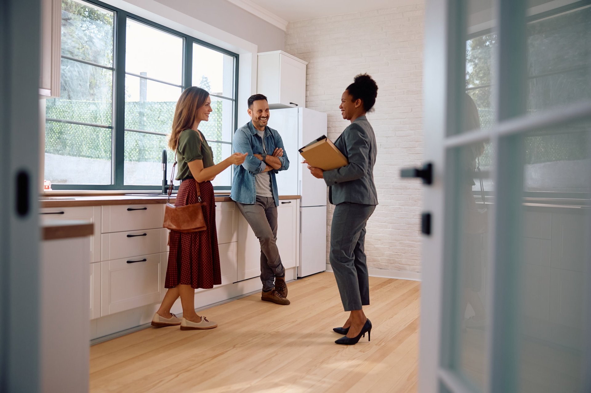 Famille heureuse avec agent immobilier